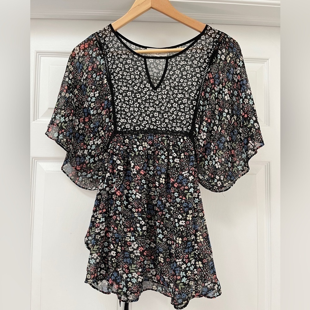 Jessica Simpson Maternity Sheer Floral Flutter top size medium